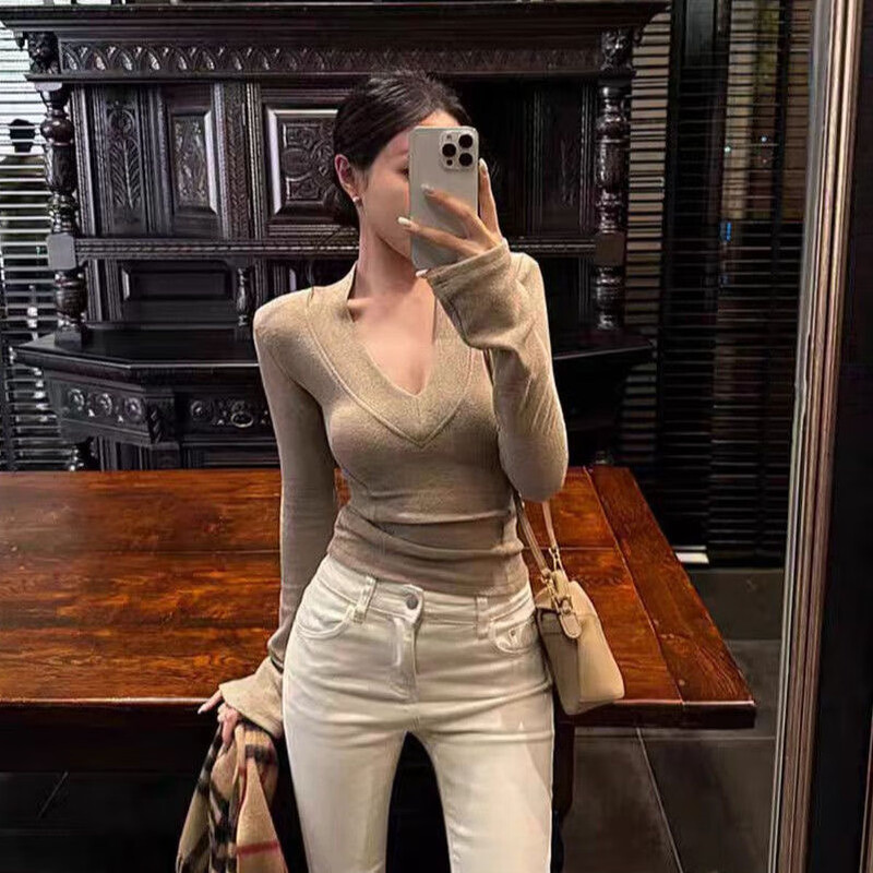 SHANTAO autumn and winter 2025 new low-cut V-neck bottoming shirt, slim and long-sleeved T-shirt for women, oatmeal color S, recommended 80-90 pounds