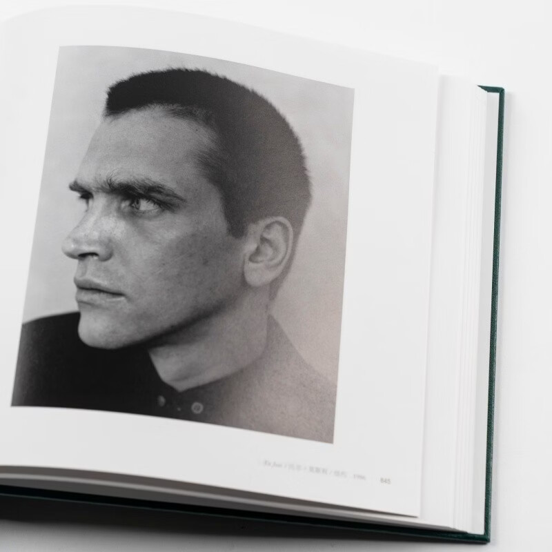 The world is always far away. Photography collection of Yoshihiko Ueda. Photography book. Photographer Yoshihiko Ueda's photography exhibition. Album of the same name. Chinese and English bilingual photography collection. Japanese portrait photography. Commercial advertising photography album. Produced by photographers.