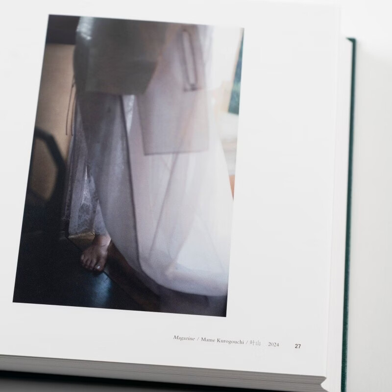 The world is always far away. Photography collection of Yoshihiko Ueda. Photography book. Photographer Yoshihiko Ueda's photography exhibition. Album of the same name. Chinese and English bilingual photography collection. Japanese portrait photography. Commercial advertising photography album. Produced by photographers.