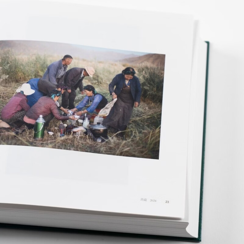 The world is always far away. Photography collection of Yoshihiko Ueda. Photography book. Photographer Yoshihiko Ueda's photography exhibition. Album of the same name. Chinese and English bilingual photography collection. Japanese portrait photography. Commercial advertising photography album. Produced by photographers.