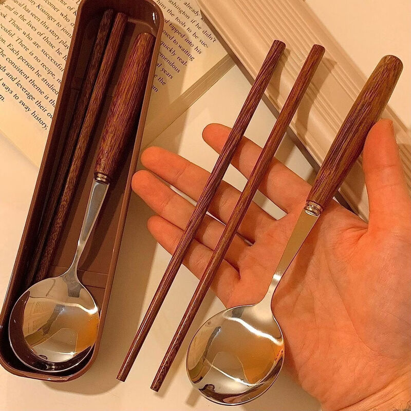 Oyuge caramel-colored chicken wing wood-like cylindrical wooden handle chopsticks and spoons, bring your own tableware set for students when going out, chicken wing wood tableware comes with a box spoon + fork + chopsticks