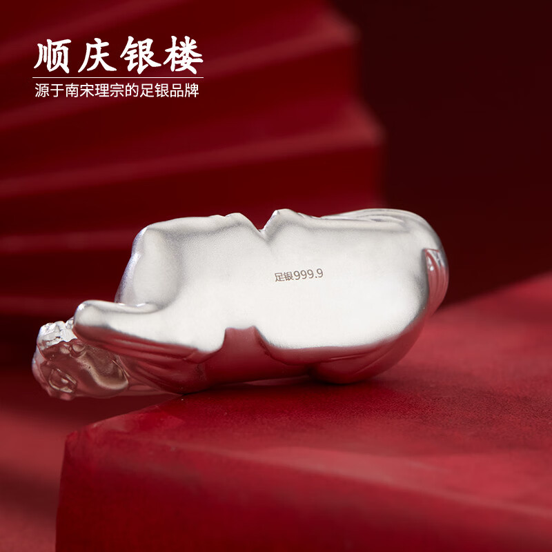 Shunqing Yinlou pure silver 999.9 plain silver horse handle piece investment collection ornaments as a Mid-Autumn Festival gift for elders, relatives and friends. The silver horse handle piece is about 99 grams.