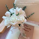 La novia del Dragon Boat Festival de Magic House sostiene flores y obtiene propuestas de bodas y obtiene un certificado de matrimonio y tiene flores y toma fotos y accesorios. Bouquet simulado de color de champán contiene flores [producto terminado]