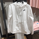 Nike (Nike) Jacke Frauen 2025 Frühlings- und Sommer Neuer Windschutz im Freien im Freien Sportbekleidung Casual Kapuze gewebter atmungsaktive Jacke Top DM6180-100 Weiß S