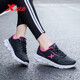 XTEP Sneakers für Frauen Sommerlaufschuhe 2025 neues Sommer -Netz atmungsaktive Freizeitschuhe für Reiseschuhe für Frauen schwarz rosa - Leder - 9733 38