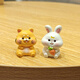 Xmsj niedliche Mikrolandschaft Desktop kleine Ornamente Mini Tiermodell Futter und Spielpuppe Cartoon Bastelharz Dekoration Nr. 5 Sitting Tiger + Nr. 6 Little White Kaninbit + Traaceless Sticker)