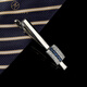 T / vingt ans incrusté en soufflerie bleue en bleu pour hommes à cravate.