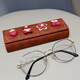 Tragbare Anti-Druck-Nutepunkte Brille Box Feel Bären Aufbewahrungsbox Student Langlebige neue Rahmenbrille Box 2 rote Liebesstile