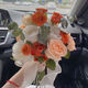 La novia del Dragon Boat Festival de Magic House sostiene flores y obtiene propuestas de bodas y obtiene un certificado de matrimonio y tiene flores y toma fotos y accesorios. Bouquet simulado de color de champán contiene flores [producto terminado]