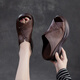 Family Lady (Qinqingfuren) Cuero genuino de cuero grueso Sandalias de boca de pescado de tacón grueso para mujeres Toe Toehide retro sandalias de madre abiertas hechas a mano verano Nuevo estilo marrón 35