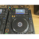 A pair of Pioneer 2000 disc players, CDJ2000, display in Chinese when used normally
