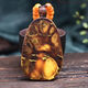 Toto Stick Ambergris Anhänger grauer Bernstein Drache Guanyin Knochen weiße Farbe gepaart mit 8 mm gefrosteten alten Wachs Bead SN3883