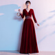 Su Lai Traje de anfitriona de boda china Falda larga de manga larga Vestido de conductor de escenario Reunión anual de terciopelo dorado Traje de recitación de canciones rojas 113 burdeos 4XL
