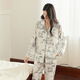 Pajamas estampados de solapa de manga larga de seda yamulan para mujeres en primavera y otoño nuevo estilo para ropa para al aire libre juego de ropa para el hogar estilo otoño 9854# tinta negra m