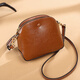 Sac féminin Kuqidishu Niche français 2025 Nouveau sac d'épaule à chute de vache polyvalente sac coquille incliné couleur caramel à la mode petite