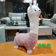 Restez mignon alpaca Mount Doll Tabinet Poupée d'animaux avec roues GRANDS ADULT PLUSH TOUEUR ANNIVERSAIRE DES FEMMES MIGLE PINK DETACKABLE 1.12M