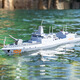 Oloey Children's Remote Control Ship Toys Boys Gift Gift Aircraft peut être lancé dans l'eau et lançant des armes à canons Naval Military Destroyer Model Warship Model Remote Control Assault Ship [Power Off from Water] Version électrique unique [La batterie est d'environ 30 minutes / boîte-cadeau emballage / Boîte-cadeau Emballage / Boîte-cadeau Emballage