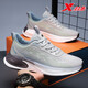 XTEP Herrenschuhe Sommer-Mesh-Schuhe atmungsaktive Flugschuhe modische Sportschuhe weiche Sohle nicht rutschfeste Laufschuhe Großgröße 454647 9906 Grau 47