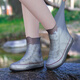 Regenstiefel Männer- und Frauenschuhabdeckungen mit wasserdichtem, rutschfestem, regenfestem Schuhen, verdickten Verschleiß-resistenten Silikon, Regenstiefeln im Herbst und Winter, Braun-Medium-Röhrchen [Anti-Rutsch-Sohle + Verdickter + aus undichte XL (geeignet für 40-42 Schuhgrößen)