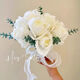 La novia del Dragon Boat Festival de Magic House sostiene flores y obtiene propuestas de bodas y obtiene un certificado de matrimonio y tiene flores y toma fotos y accesorios. Bouquet simulado de color de champán contiene flores [producto terminado]