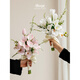 Calla Lily Bride tenant des fleurs dans les mains et prend des photos pour la décoration et les propositions de mariage obtenant une image principale des accessoires de bouquet