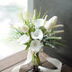 Calla Lily Bride tenant des fleurs dans les mains et prend des photos pour la décoration et les propositions de mariage obtenant une image principale des accessoires de bouquet