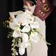 Calla Lily Bride tenant des fleurs dans les mains et prend des photos pour la décoration et les propositions de mariage obtenant une image principale des accessoires de bouquet