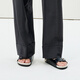 Moins [même modèle dans le centre commercial] 2025 Spring Nouveau pantalon de la jambe large de banlieus