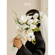 Calla Lily Bride tenant des fleurs dans les mains et prend des photos pour la décoration et les propositions de mariage obtenant une image principale des accessoires de bouquet