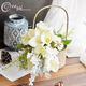 Calla Lily Bride tenant des fleurs dans les mains et prend des photos pour la décoration et les propositions de mariage obtenant une image principale des accessoires de bouquet