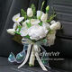 Calla Lily Bride tenant des fleurs dans les mains et prend des photos pour la décoration et les propositions de mariage obtenant une image principale des accessoires de bouquet
