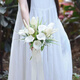 Calla Lily Bride tenant des fleurs dans les mains et prend des photos pour la décoration et les propositions de mariage obtenant une image principale des accessoires de bouquet