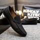 Yuan Beiying 2025 Nouveaux chaussures pour hommes, chaussures en cuir décontractées britanniques à la mode, chaussures de haricots à la mode de style coréen, chaussures paresseuses pour hommes, D829 Black 44