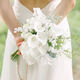 Calla Lily Bride tenant des fleurs dans les mains et prend des photos pour la décoration et les propositions de mariage obtenant une image principale des accessoires de bouquet