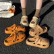 Kinderlochschuhe für Jungen 2025 Neues Kapibala Sommer Cartoon Weiche Sohle Nicht-Schlupf-Eltern-Kind-Bag-Toe-Hausschuhe für Frauen Brown 34-35 (Innenlänge beträgt ca. 22 cm)