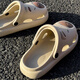 Kinderlochschuhe für Jungen 2025 Neues Kapibala Sommer Cartoon Weiche Sohle Nicht-Schlupf-Eltern-Kind-Bag-Toe-Hausschuhe für Frauen Brown 34-35 (Innenlänge beträgt ca. 22 cm)