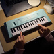 Electronic Piano 37 Tasten der Kinderanfänger können musikalische Instrumente 61 Tasten für Jungen- und Mädchen-Home Music Toys 37 Tasten Black Piano [4-teiliges Set/Up-Upgrade-Ladungspaket] spielen.