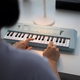 Electronic Piano 37 Tasten der Kinderanfänger können musikalische Instrumente 61 Tasten für Jungen- und Mädchen-Home Music Toys 37 Tasten Black Piano [4-teiliges Set/Up-Upgrade-Ladungspaket] spielen.