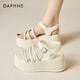 Daphne (Daphne) Sandalias de correa de suela gruesa para mujeres en verano 2025 Nuevo romano zapatos de esponja casuales cuña zapatos de playa elevados para mujeres beige 37