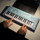 Electronic Piano 37 Tasten der Kinderanfänger können musikalische Instrumente 61 Tasten für Jungen- und Mädchen-Home Music Toys 37 Tasten Black Piano [4-teiliges Set/Up-Upgrade-Ladungspaket] spielen.