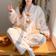 Korallenmerze Einschränkung Kleidung Herbst und Winterstil postpartale schwangere Frauen Pyjamas verdickt und im Winter Samt hinzugefügt, um Schwangerschaft zu stillen.