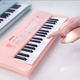 Electronic Piano 37 Tasten der Kinderanfänger können musikalische Instrumente 61 Tasten für Jungen- und Mädchen-Home Music Toys 37 Tasten Black Piano [4-teiliges Set/Up-Upgrade-Ladungspaket] spielen.