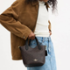 Coach Hanna18 Magnetic Schnalle-Close-Künstlungs-Leder-Crossbody Einsöder-Eimer-Bag-Handtasche Kleine Frauen-Walnuss-Basispakete für Frauen (Bag + Staubbeutel)