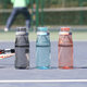 Beibao Jiaole Buckle Water Cup für Männer, Frauen, Grundschüler und Kinder tragbare Sommersaison Plastik für Plastikfesterer Sportbecher kreativer Persönlichkeit Trend 500 ml grüner ABF684+ Cup Pinsel