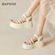 Daphne (Daphne) Sandalias de correa de suela gruesa para mujeres en verano 2025 Nuevo romano zapatos de esponja casuales cuña zapatos de playa elevados para mujeres beige 37