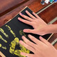 Wild pigeon organ print palm handprint painting folding memorial book couples graduation season pigments can be washed in the whole class. Universal model [48 handprints can be printed] length is about 3887. 12 colors acrylic paint + 2 brushes + gilded pen