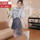 Victorias Stil koreanischer Stil unregelmäßiger Spleißanzug plisderner Rock für Frauen 2025 Sommer Neues modisches und modisches Design kurzer Rock graues T-Shirt + Rock Zwei-teilige Sets vorgeschlagen 85-100jin [Jin gleich 0,5 kg]