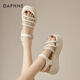 Daphne (Daphne) Sandalias de correa de suela gruesa para mujeres en verano 2025 Nuevo romano zapatos de esponja casuales cuña zapatos de playa elevados para mujeres beige 37