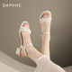 Sandales de Daphne pour femmes 2025 Nouvelle jupe de tenue d'été avec de beaux talons hauts pour les chaussures pour femmes avec des talons épais à bout ouvert sur blanc 36