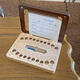 Woyoujia marco de foto de madera sólida Caja de dientes de baby dientes Memorial Caja de almacenamiento de dientes de reemplazo de dientes de los niños Caja de dientes de leche umbilicales Cabina de recolección de cabello Retro Madera de madera sólida Caja de almacenamiento de dientes de mazor